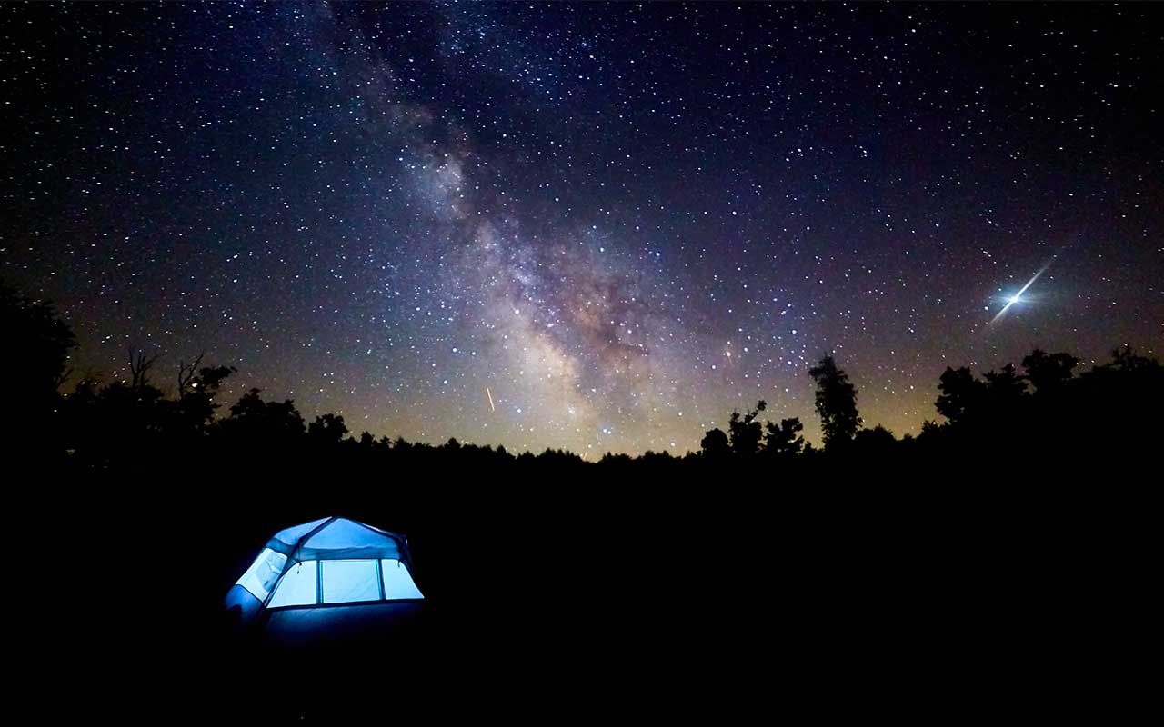 キャンプで星を見る